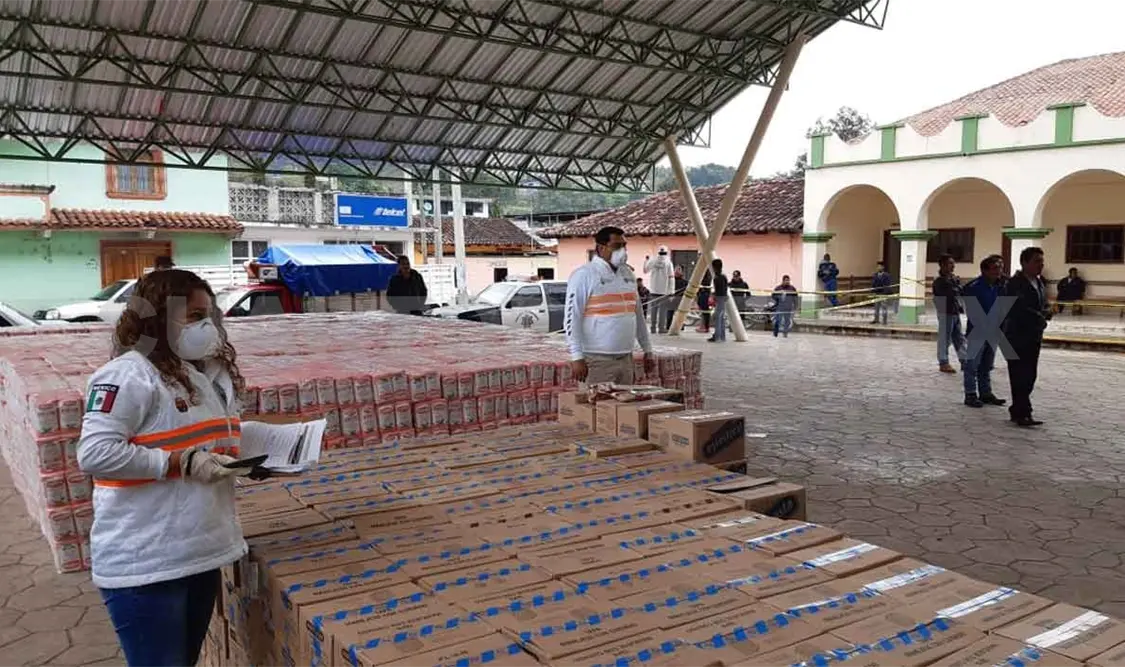 Entregan ayuda a desplazados