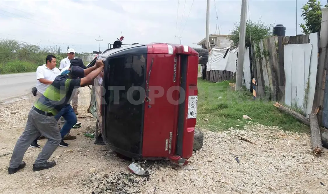 Vuelca y abandona su camioneta