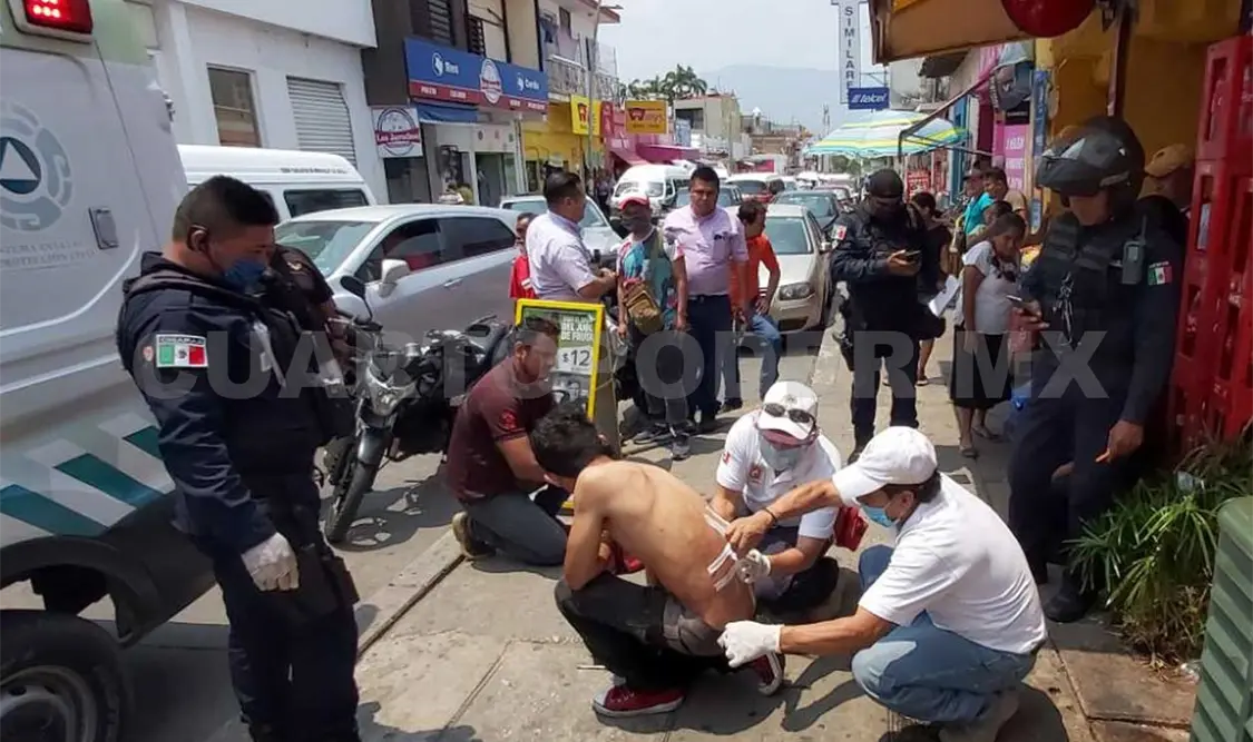 Acuchillan a jovencito durante violenta riña