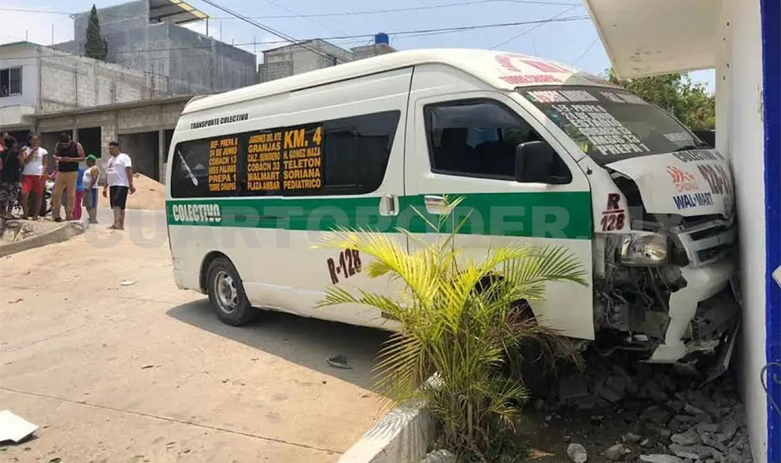 Acelerado colectivero se estrelló en una casa