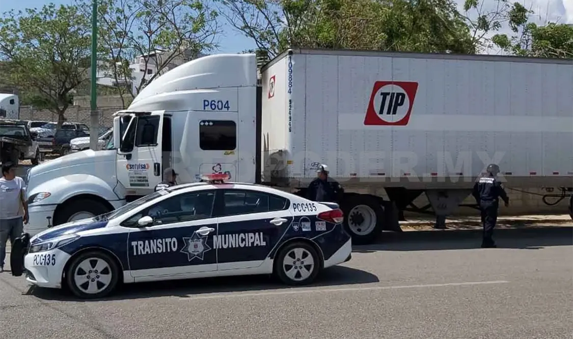 Detienen a trailero luego de atropellar a un oficial
