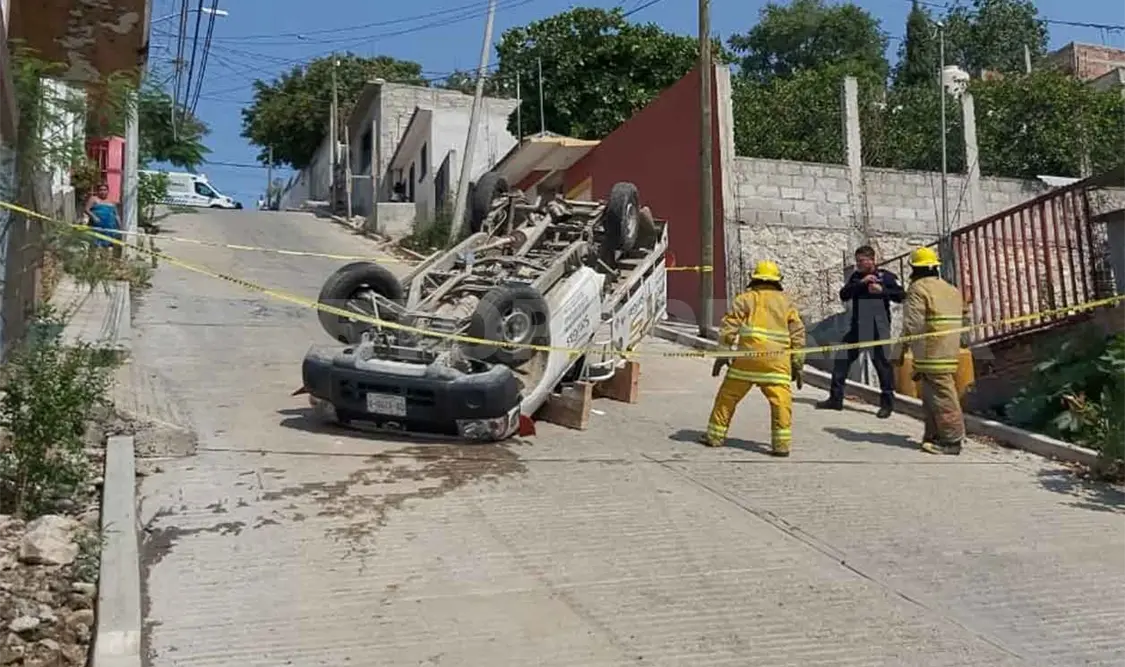 Vuelca carro gasero en la colonia Las Casitas