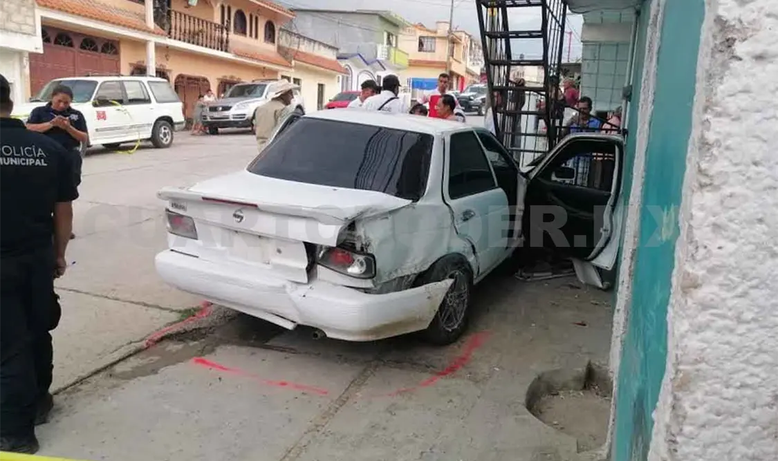 Se estrelló en domicilio y huyó; dejó herido a copiloto
