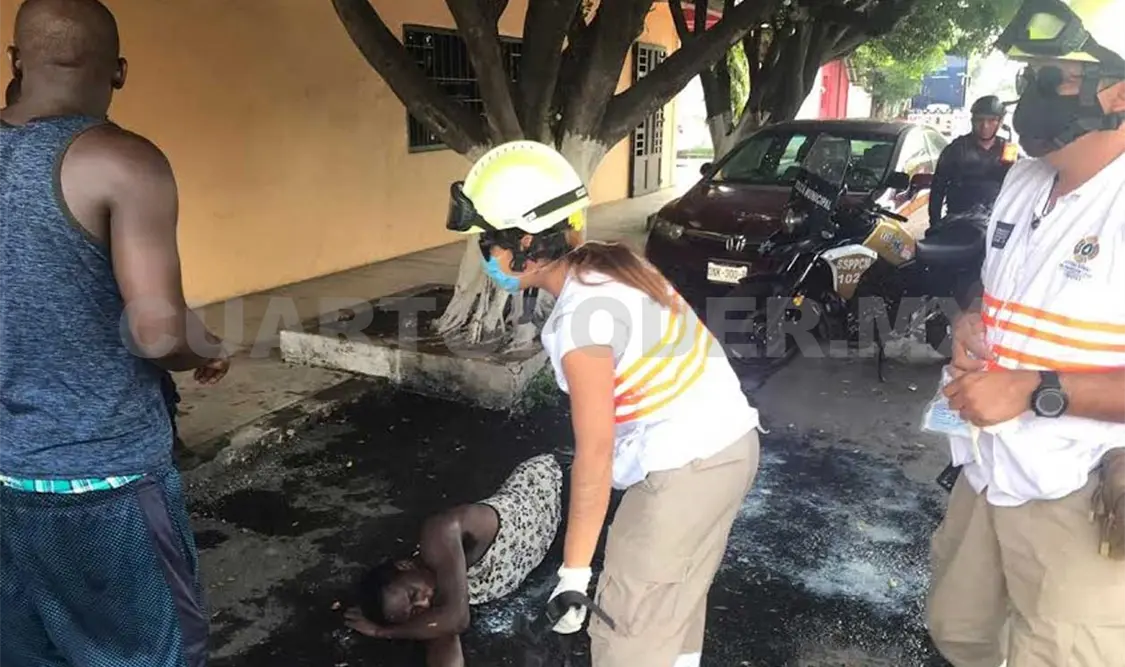 Paramédicos del Sistema Municipal de Protección Civil llegaron para realizar la valoración de la persona y luego la trasladaron a un hospital. Víctor Sánchez / CP