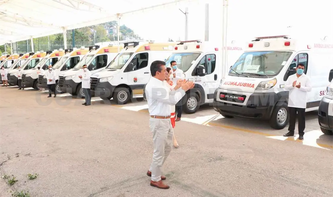 Entrega ambulancias para reforzar acciones de salud