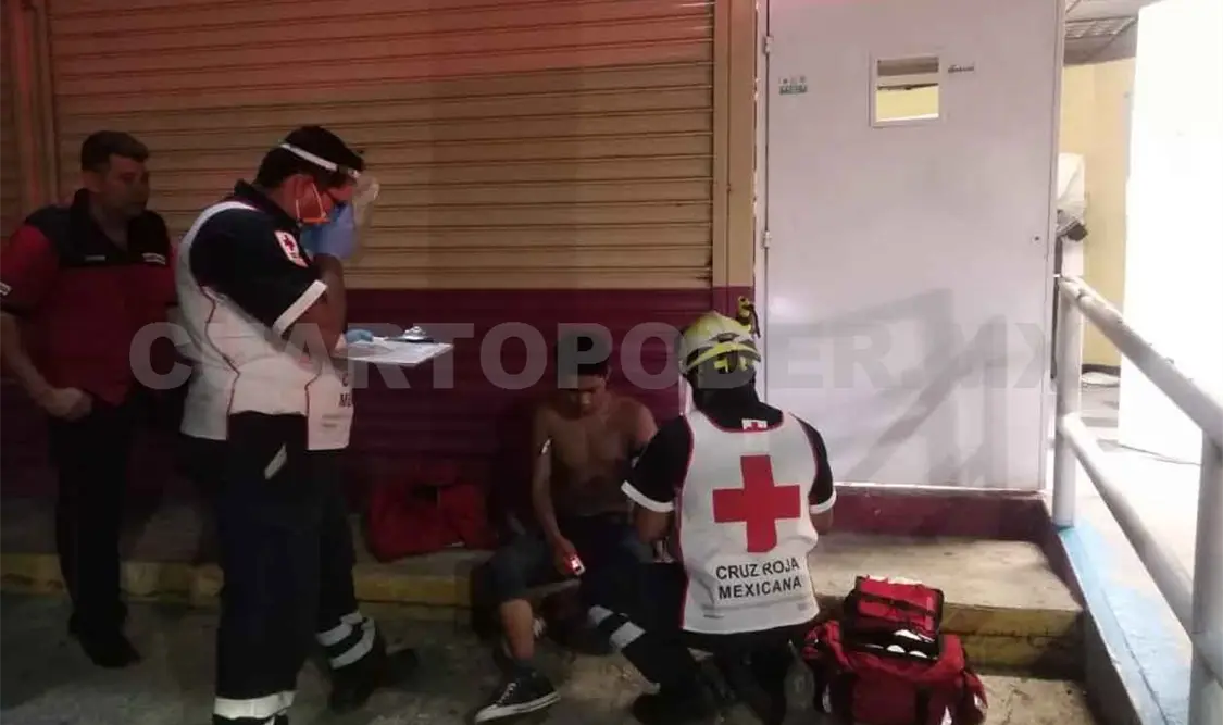 Destruye módulo del INE y casi mata a velador