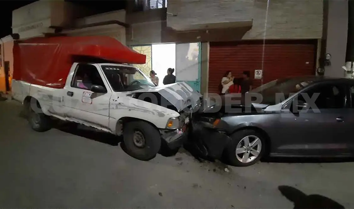 Ebrio conductor destroza tres carros en carrera