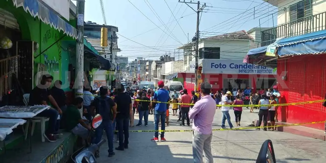 Con machetes y palos piden abrir negocios