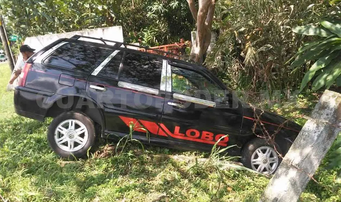 Camionetas se estrellan; una queda entre la maleza