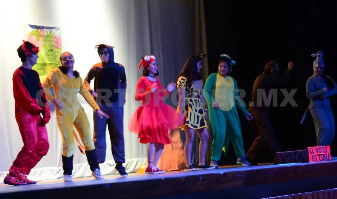 Obra de teatro Vote por el León, bajo la dirección de Roxana Carbajal. Darwin Mendoza