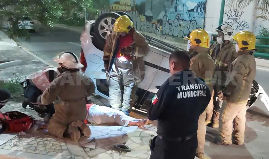 Paramédicos de la Cruz Roja Mexicana atendieron a la dama y la trasladaron de urgencia a un hospital. Ulises López / CP