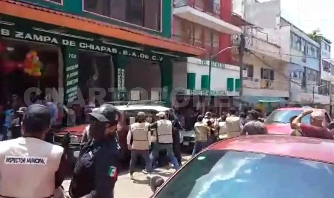 Operativo termina en trifulca con ambulantes