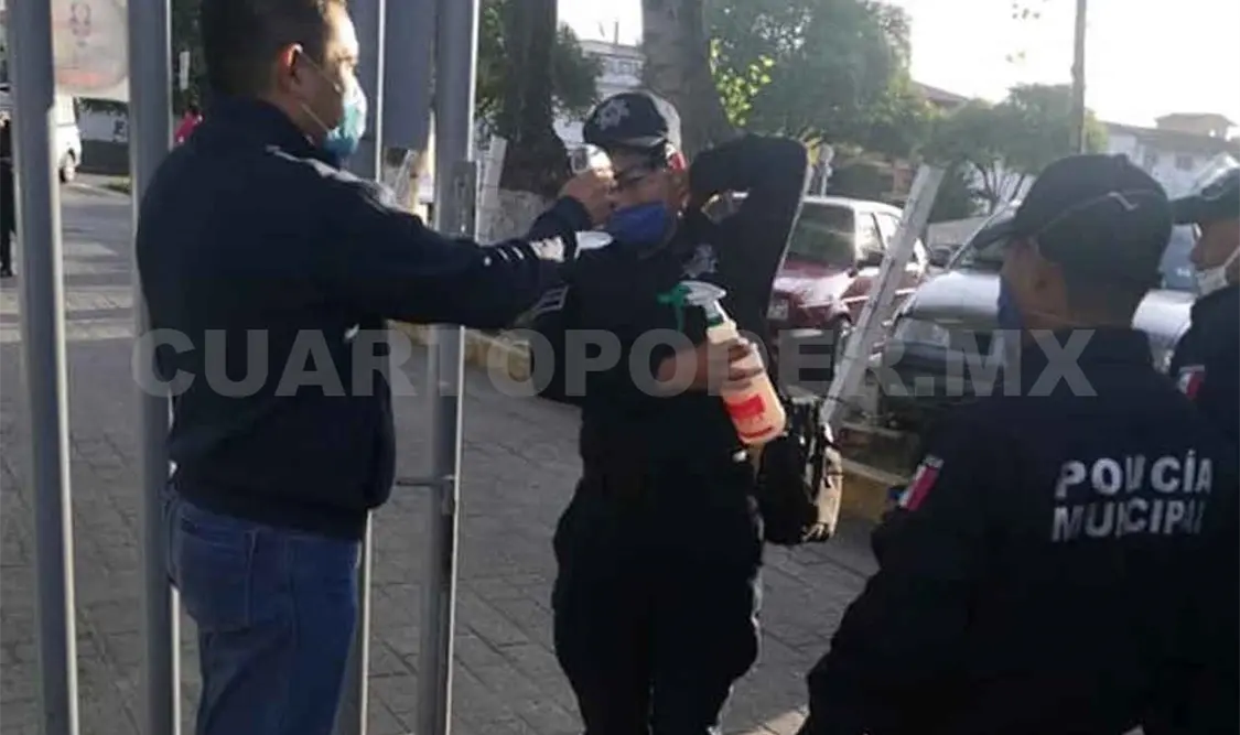Agentes de la Policía y PC con Covid-19