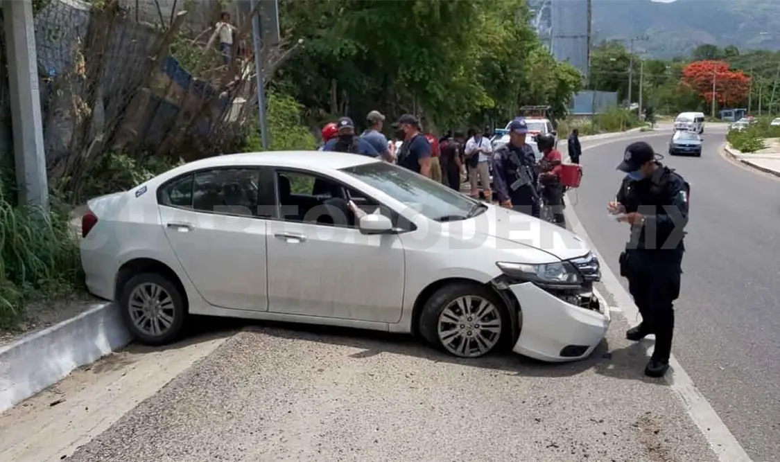 Destruyó su carro al estrellarse en muro