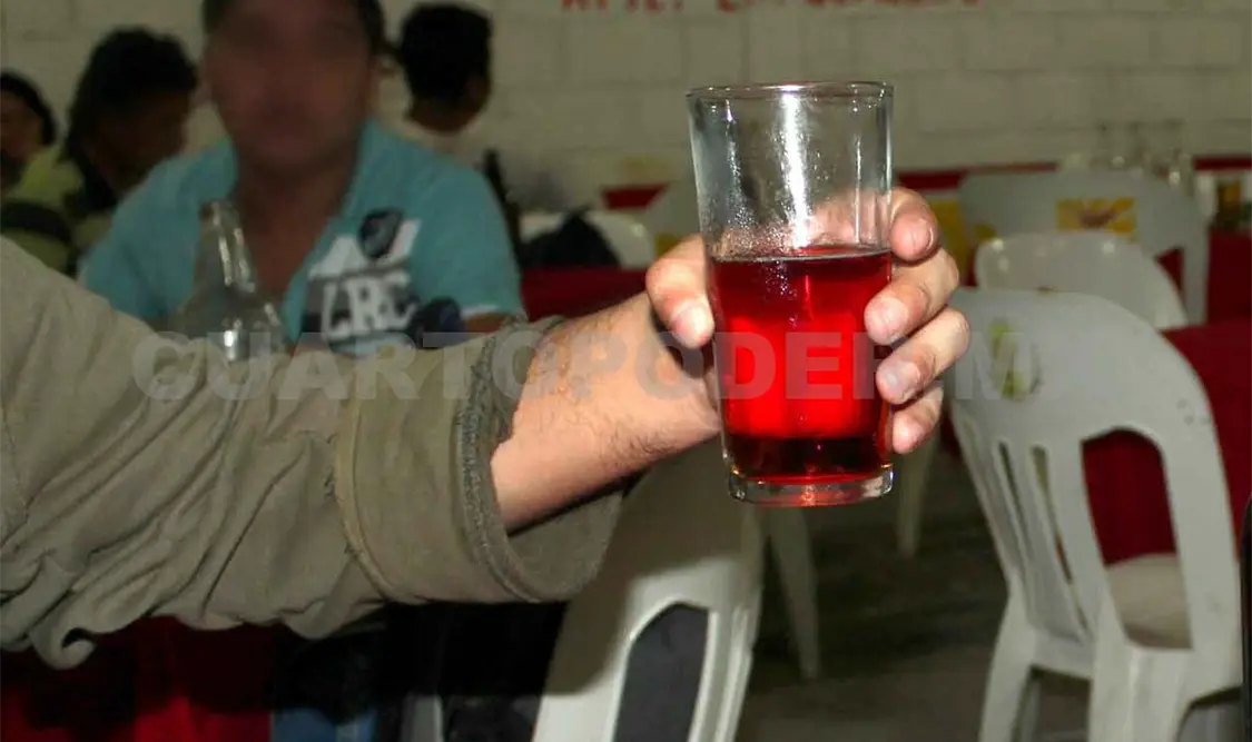 Fallecen tres hombres por beber alcohol adulterado