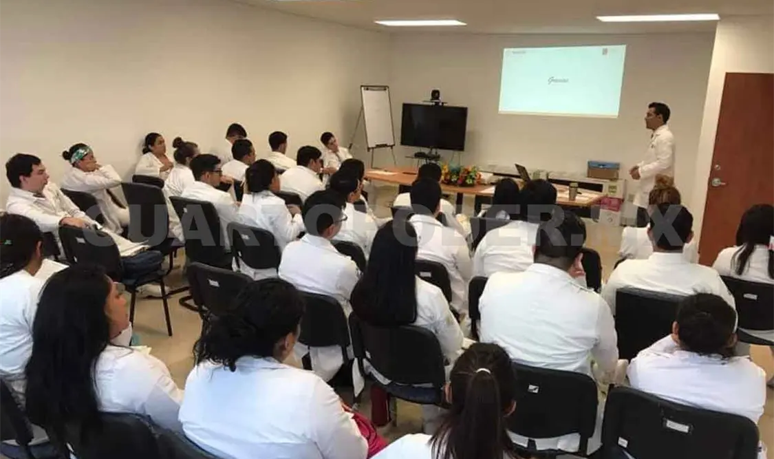Pasantes reclaman adeudo de 8 quincenas