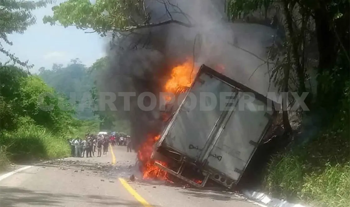 Se incendia camión de carga; termina reducido a cenizas