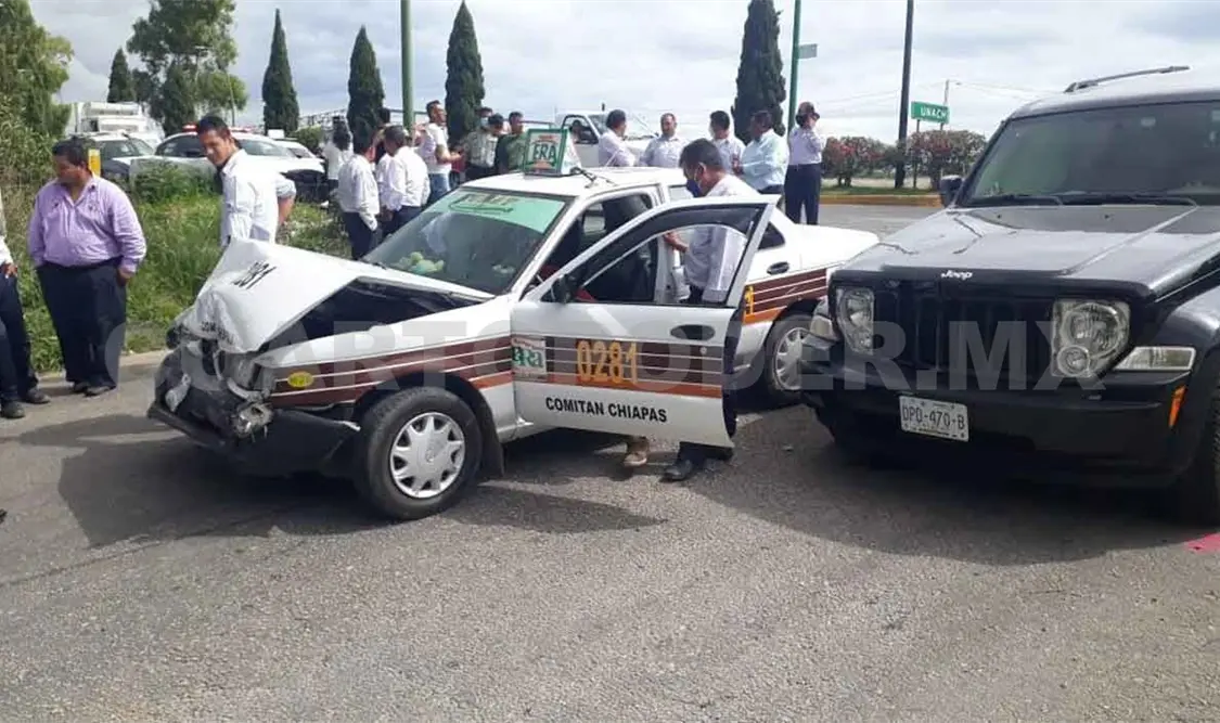 Se estrella taxista contra camioneta; un herido