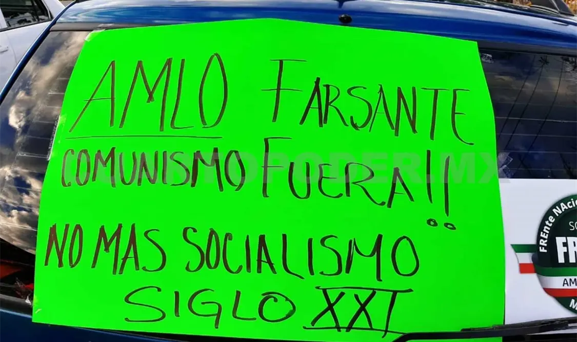 En vehículos colocaron cartulinas con mensajes como “AMLO vete ya, ten dignidad”, entre otros. Agencias