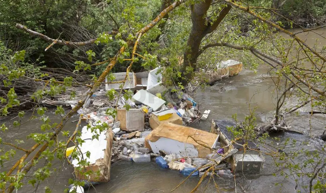 Vecinos denunciaron que personas sin conciencia alguna están tirando todo tipo de desechos al río Lagartero, generando contaminación. Noel Vázquez / CP