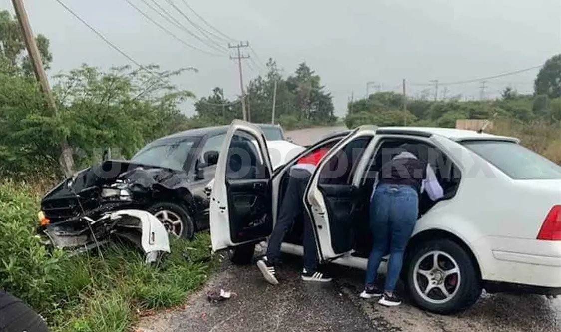 Ebrio provoca choque; salda con dos heridos