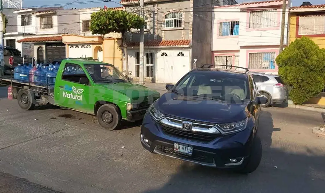 Colisión vehicular salda con daños