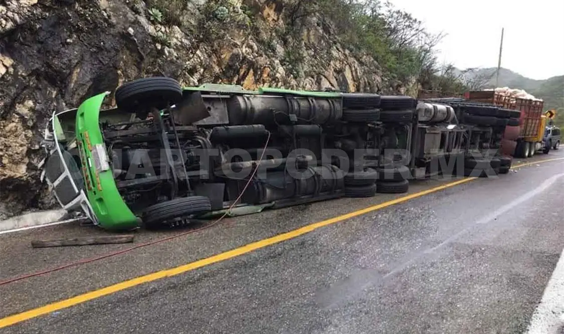Vuelca tráiler con 30 toneladas de cebolla