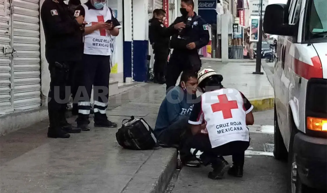 Ebrio tira la venta y lo vapulean