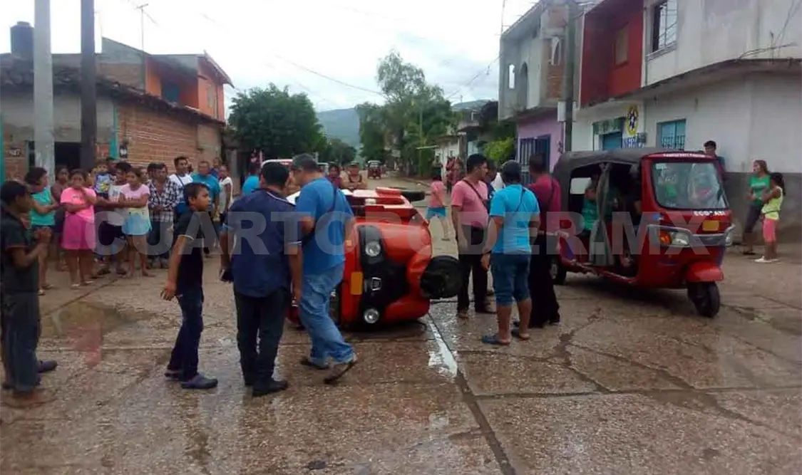Mototaxi fue impactado por camioneta y volcó