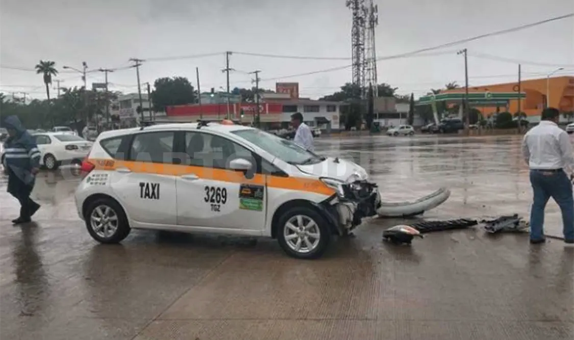 Semaforazo salda con costosos daños materiales