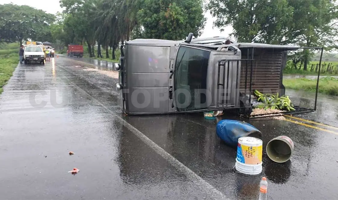Vuelca camioneta tras impactar en remolque