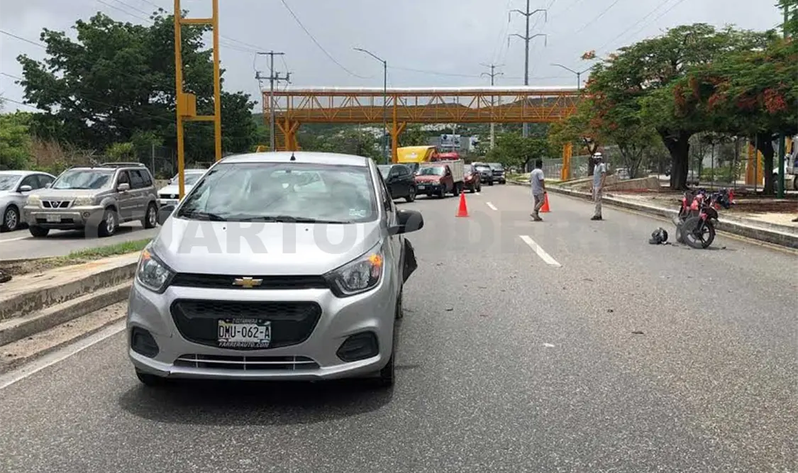 Motociclista queda herido al impactarse contra Beat