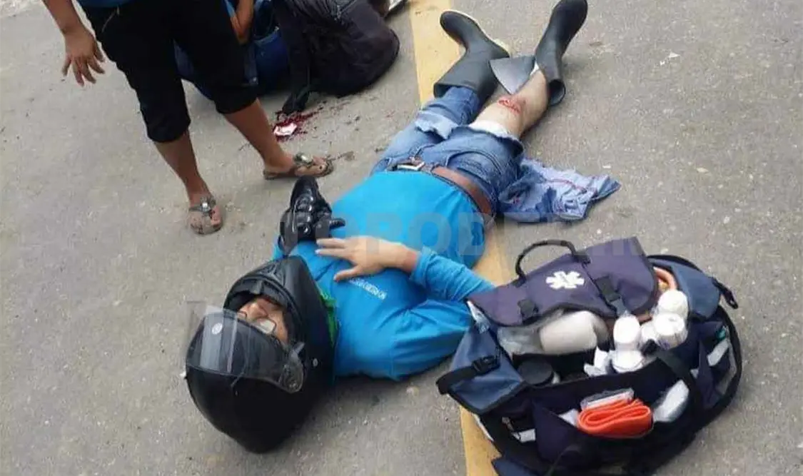 Se estrella motociclista contra taxi