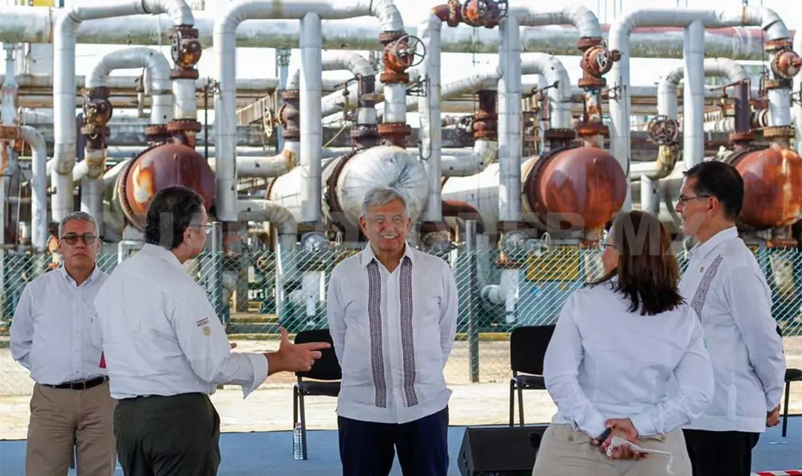 El presidente López Obrador visitó la refinería Lázaro Cárdenas para conocer el avance de la modernización del sistema de refinación nacional. Agencias