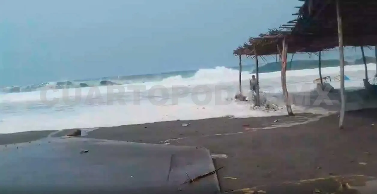 José Rivera, coordinador de Protección Civil, hizo un llamado a la población a no transitar por la playa debido a lo peligroso que se ha tornado. Noel Vázquez / CP
