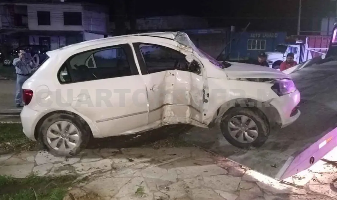Pierde el control y se estrella contra árbol