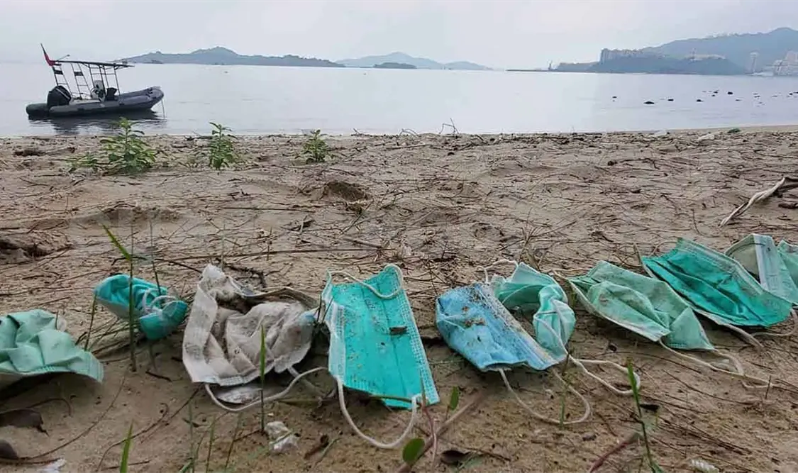 Cubrebocas y guantes, peligro para los océanos