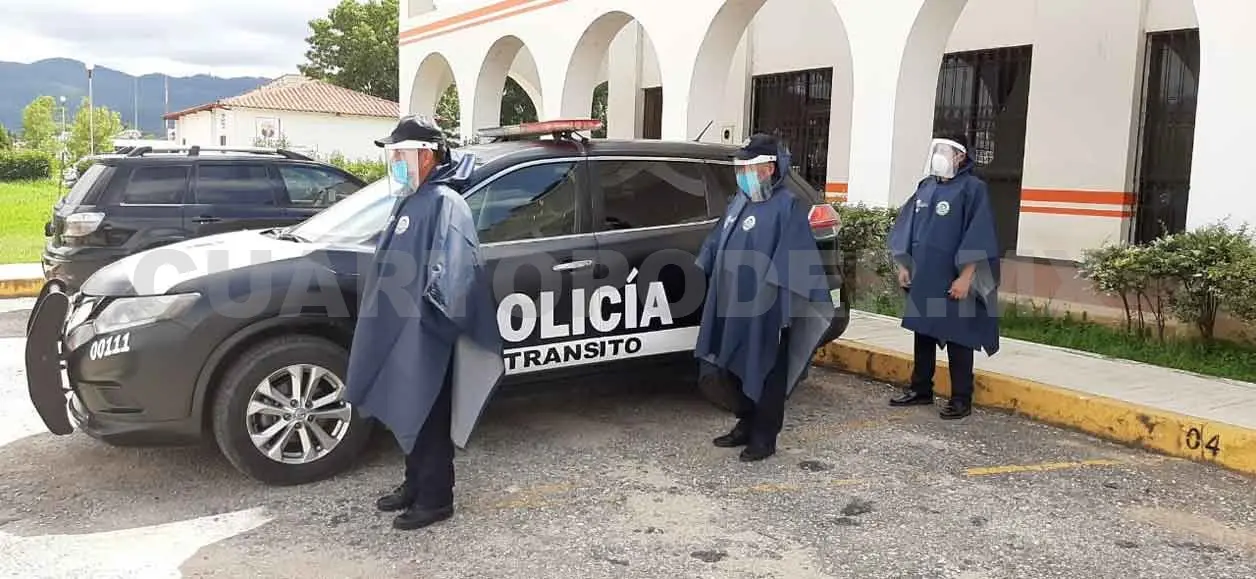 Entregan impermeables a policías de Tránsito