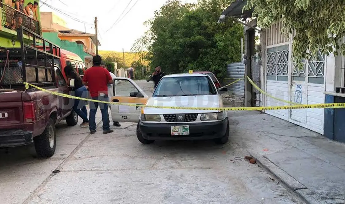 Riña termina con taxi en el corralón
