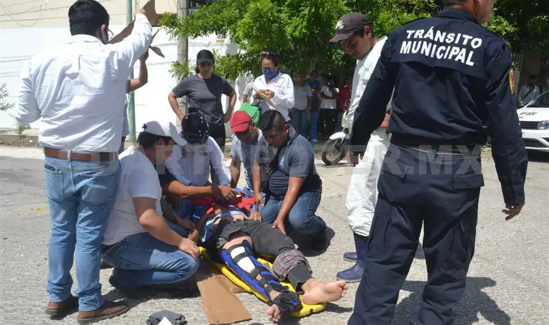 Motociclista resulta fracturado de las piernas al chocar
