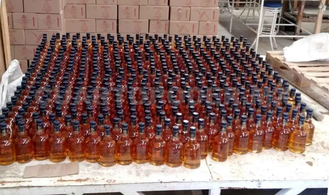 Desmantelan fábrica clandestina de alcohol