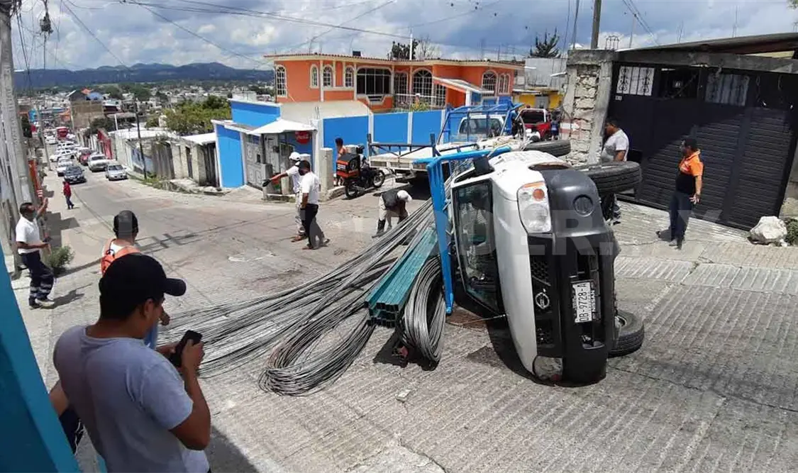 Vuelca vehículo que transportaba varillas