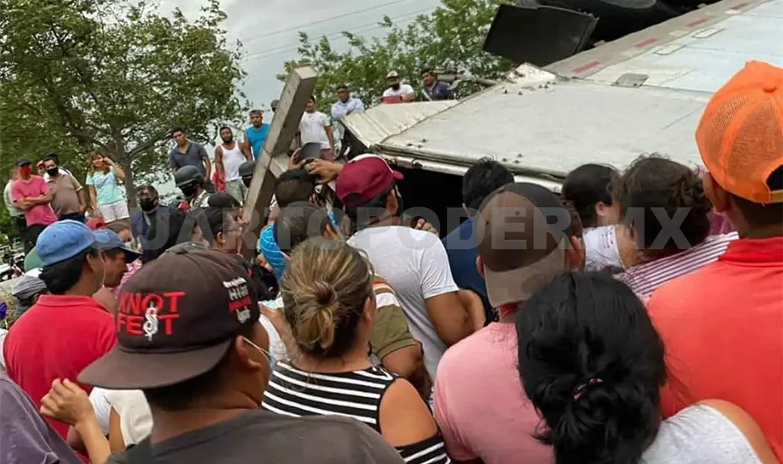Vuelca tráiler repleto de abarrotes; hubo rapiña