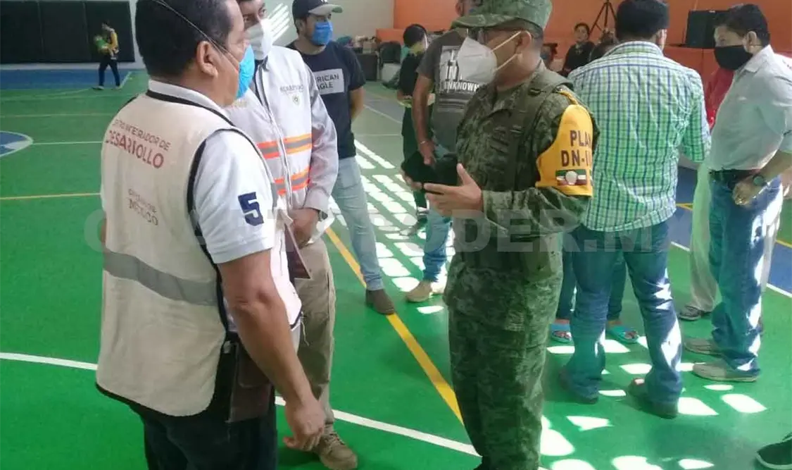 Participa en la entrega de apoyos a damnificados