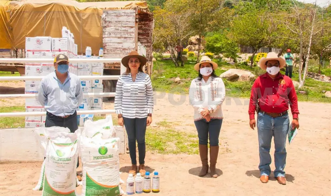 Entregan 800 paquetes tecnológicos a agricultores