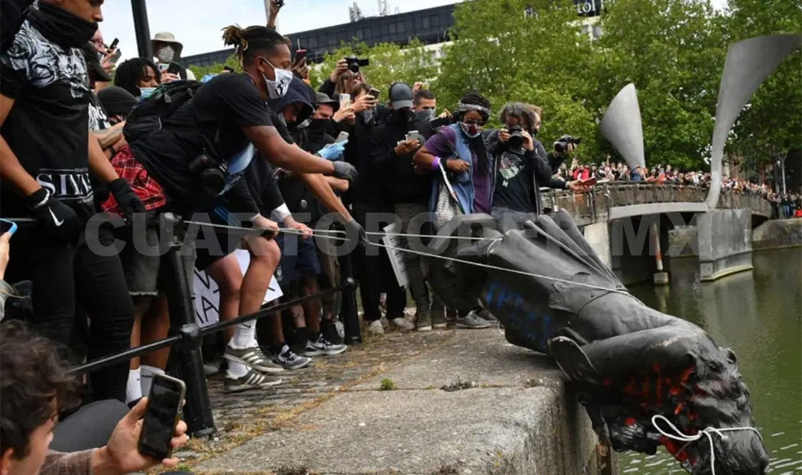 Imágenes de la hora en que los manifestantes derribaron el monumento. Cortesía
