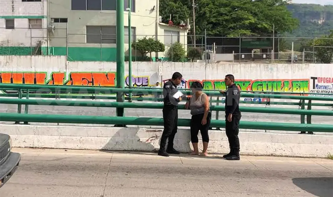 Evitan que mujer se tire de puente vehicular