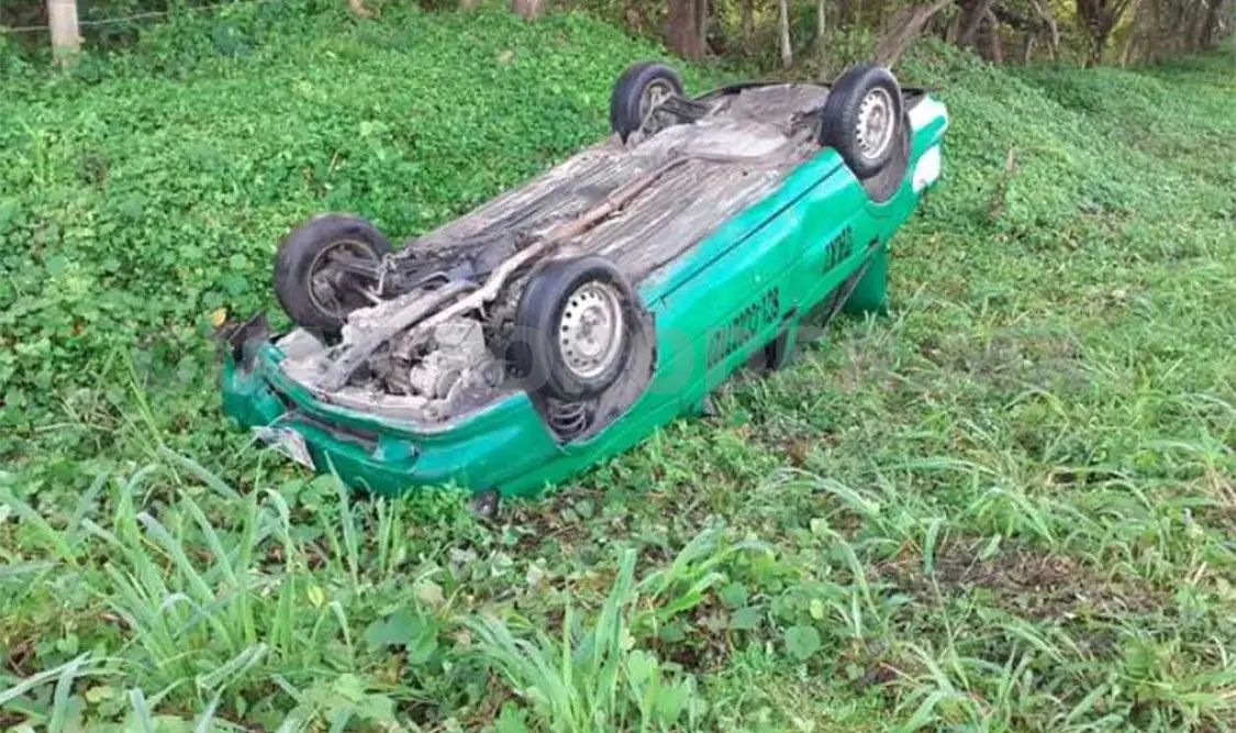 Veloz taxista sobrevive a aparatosa volcadura