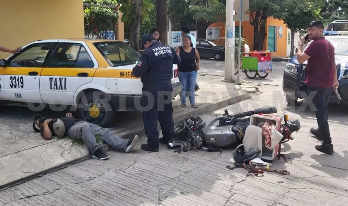 Debido el fuerte impacto, el motociclista terminó sobre el pavimento. Paramédicos de la Cruz Roja Mexicana lo valoraron y trasladaron a un hospital. Ulises López / CP