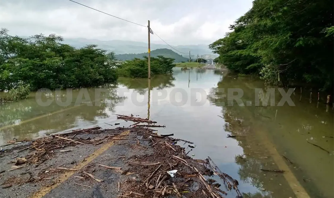 Continúa inundada la carretera a Las Rosas